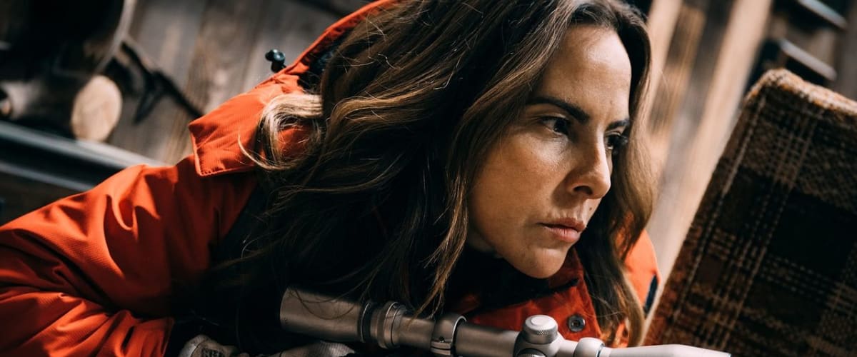 Watch Hunting Ava Bravo